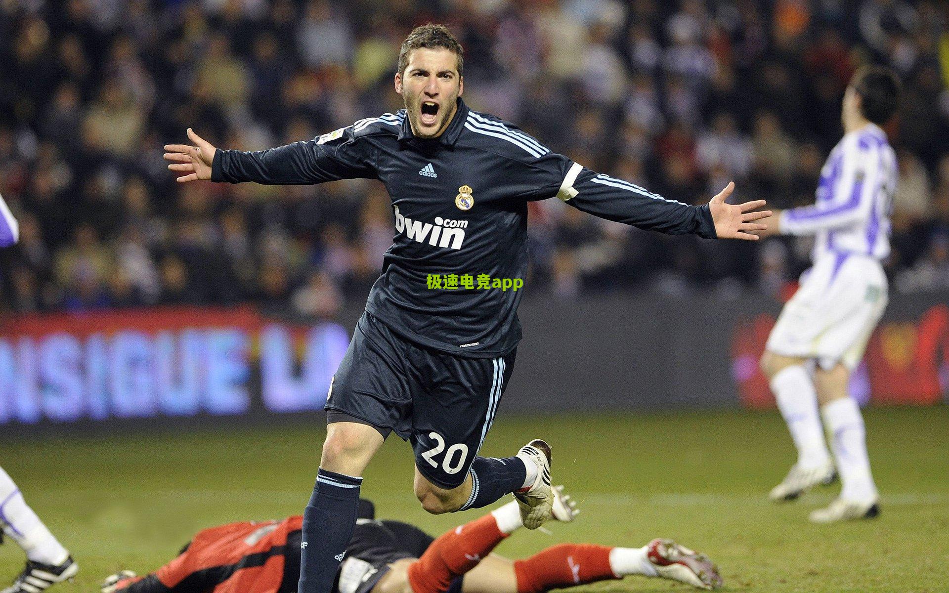 萨拉赫离场风波持续发酵，利物浦内部呼吁冷静处理，强调非一时冲动决定