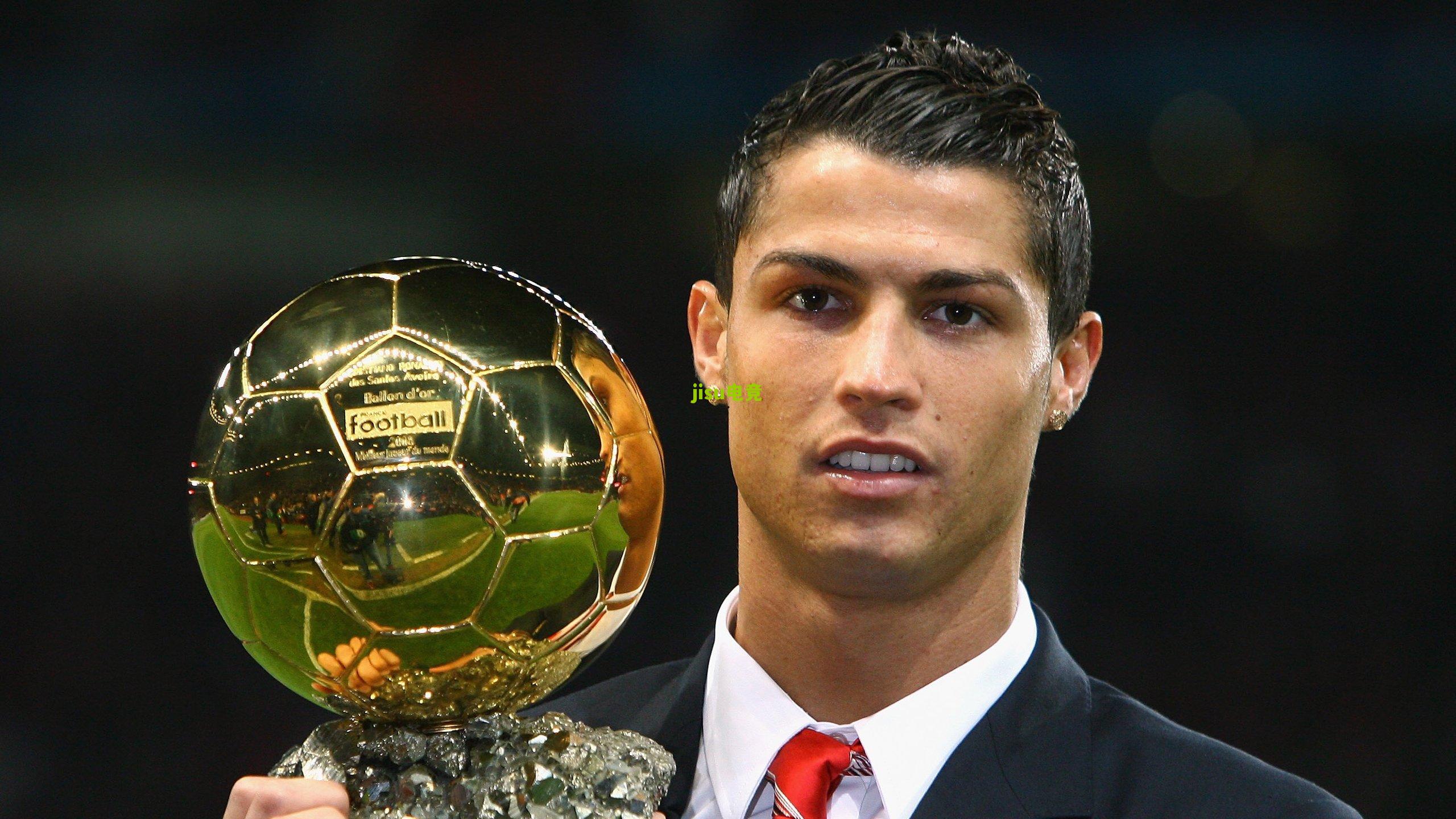 姆巴佩赛后双喜临门 社交媒体展奖杯合影呼吁团队精神