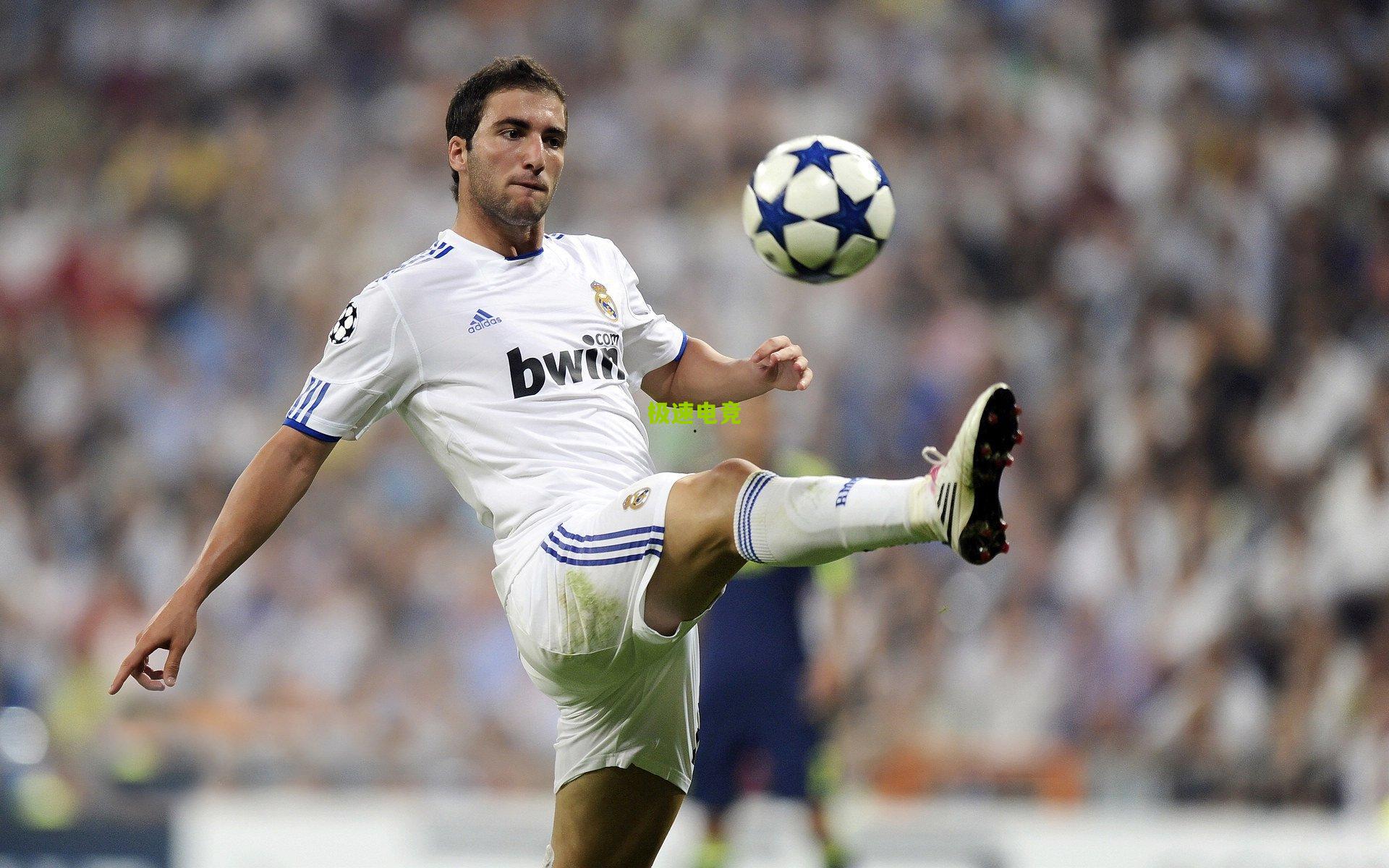 英国足坛传奇落幕!执教海运联33年创世界纪录的罗利-霍华德辞世